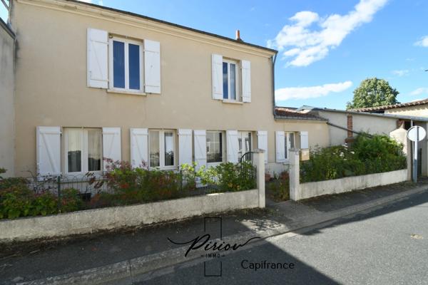 NUEIL-SUR-LAYON – VIE DE PLAIN-PIED – 3 CHAMBRES – DÉPENDANCES – TERRAIN CLOS