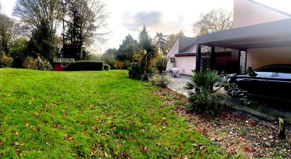 Elegante contemporaine de 202m2 au coeur d'un terrain arboré de 3500m2