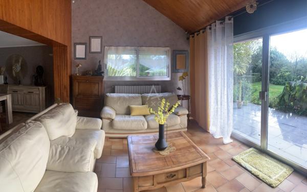 Elegante contemporaine de 202m2 au coeur d'un terrain arboré de 3500m2