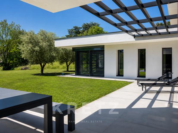 ÉCULLY – PROPRIÉTÉ CONTEMPORAINE D’EXCEPTION AU CŒUR D’UN DOMAINE PRIVILÉGIÉ