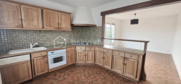 Découvrez cette maison de 160 m² sur une parcelle d'environ 1000 m2 parfaite pour les familles en quête de confort et d'espace. Nichée au coeur du village, cette propriété offre une proximité idéale avec les commodités urbaines.

Cette maison est composée de trois chambres dont une chambre au sous-sol, un bel espace cuisine / salle-à-manger avec ouverture sur un balcon, salon avec cheminée, une salle de bains, une salle d'eau et un grand sous-sol avec garage. 

Pour vos véhicules, bénéficiez du confort d'un double garage sécurisé. Transports, écoles et commerces sont facilement accessibles à proximité, garantissant un cadre de vie pratique et agréable.

Pour plus de détails, contactez Sandrine MONIO.