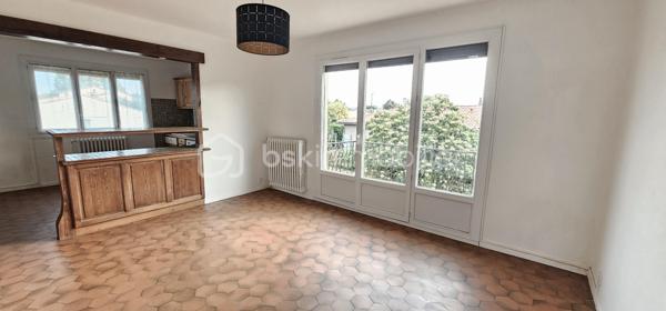 Découvrez cette maison de 160 m² sur une parcelle d'environ 1000 m2 parfaite pour les familles en quête de confort et d'espace. Nichée au coeur du village, cette propriété offre une proximité idéale avec les commodités urbaines.

Cette maison est composée de trois chambres dont une chambre au sous-sol, un bel espace cuisine / salle-à-manger avec ouverture sur un balcon, salon avec cheminée, une salle de bains, une salle d'eau et un grand sous-sol avec garage. 

Pour vos véhicules, bénéficiez du confort d'un double garage sécurisé. Transports, écoles et commerces sont facilement accessibles à proximité, garantissant un cadre de vie pratique et agréable.

Pour plus de détails, contactez Sandrine MONIO.
