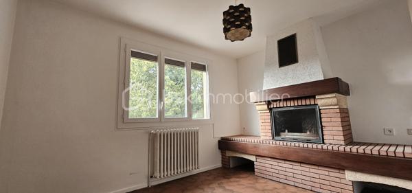Découvrez cette maison de 160 m² sur une parcelle d'environ 1000 m2 parfaite pour les familles en quête de confort et d'espace. Nichée au coeur du village, cette propriété offre une proximité idéale avec les commodités urbaines.

Cette maison est composée de trois chambres dont une chambre au sous-sol, un bel espace cuisine / salle-à-manger avec ouverture sur un balcon, salon avec cheminée, une salle de bains, une salle d'eau et un grand sous-sol avec garage. 

Pour vos véhicules, bénéficiez du confort d'un double garage sécurisé. Transports, écoles et commerces sont facilement accessibles à proximité, garantissant un cadre de vie pratique et agréable.

Pour plus de détails, contactez Sandrine MONIO.