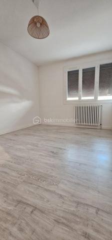 Découvrez cette maison de 160 m² sur une parcelle d'environ 1000 m2 parfaite pour les familles en quête de confort et d'espace. Nichée au coeur du village, cette propriété offre une proximité idéale avec les commodités urbaines.

Cette maison est composée de trois chambres dont une chambre au sous-sol, un bel espace cuisine / salle-à-manger avec ouverture sur un balcon, salon avec cheminée, une salle de bains, une salle d'eau et un grand sous-sol avec garage. 

Pour vos véhicules, bénéficiez du confort d'un double garage sécurisé. Transports, écoles et commerces sont facilement accessibles à proximité, garantissant un cadre de vie pratique et agréable.

Pour plus de détails, contactez Sandrine MONIO.