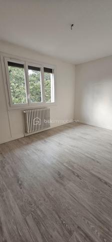 Découvrez cette maison de 160 m² sur une parcelle d'environ 1000 m2 parfaite pour les familles en quête de confort et d'espace. Nichée au coeur du village, cette propriété offre une proximité idéale avec les commodités urbaines.

Cette maison est composée de trois chambres dont une chambre au sous-sol, un bel espace cuisine / salle-à-manger avec ouverture sur un balcon, salon avec cheminée, une salle de bains, une salle d'eau et un grand sous-sol avec garage. 

Pour vos véhicules, bénéficiez du confort d'un double garage sécurisé. Transports, écoles et commerces sont facilement accessibles à proximité, garantissant un cadre de vie pratique et agréable.

Pour plus de détails, contactez Sandrine MONIO.