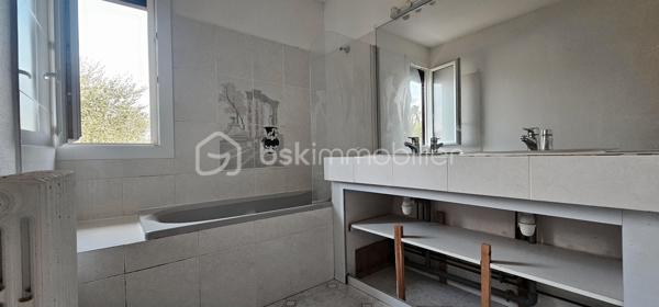 Découvrez cette maison de 160 m² sur une parcelle d'environ 1000 m2 parfaite pour les familles en quête de confort et d'espace. Nichée au coeur du village, cette propriété offre une proximité idéale avec les commodités urbaines.

Cette maison est composée de trois chambres dont une chambre au sous-sol, un bel espace cuisine / salle-à-manger avec ouverture sur un balcon, salon avec cheminée, une salle de bains, une salle d'eau et un grand sous-sol avec garage. 

Pour vos véhicules, bénéficiez du confort d'un double garage sécurisé. Transports, écoles et commerces sont facilement accessibles à proximité, garantissant un cadre de vie pratique et agréable.

Pour plus de détails, contactez Sandrine MONIO.