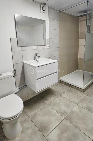 Découvrez cette maison de 160 m² sur une parcelle d'environ 1000 m2 parfaite pour les familles en quête de confort et d'espace. Nichée au coeur du village, cette propriété offre une proximité idéale avec les commodités urbaines.

Cette maison est composée de trois chambres dont une chambre au sous-sol, un bel espace cuisine / salle-à-manger avec ouverture sur un balcon, salon avec cheminée, une salle de bains, une salle d'eau et un grand sous-sol avec garage. 

Pour vos véhicules, bénéficiez du confort d'un double garage sécurisé. Transports, écoles et commerces sont facilement accessibles à proximité, garantissant un cadre de vie pratique et agréable.

Pour plus de détails, contactez Sandrine MONIO.