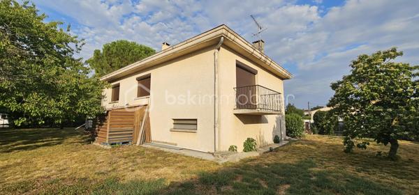Découvrez cette maison de 160 m² sur une parcelle d'environ 1000 m2 parfaite pour les familles en quête de confort et d'espace. Nichée au coeur du village, cette propriété offre une proximité idéale avec les commodités urbaines.

Cette maison est composée de trois chambres dont une chambre au sous-sol, un bel espace cuisine / salle-à-manger avec ouverture sur un balcon, salon avec cheminée, une salle de bains, une salle d'eau et un grand sous-sol avec garage. 

Pour vos véhicules, bénéficiez du confort d'un double garage sécurisé. Transports, écoles et commerces sont facilement accessibles à proximité, garantissant un cadre de vie pratique et agréable.

Pour plus de détails, contactez Sandrine MONIO.