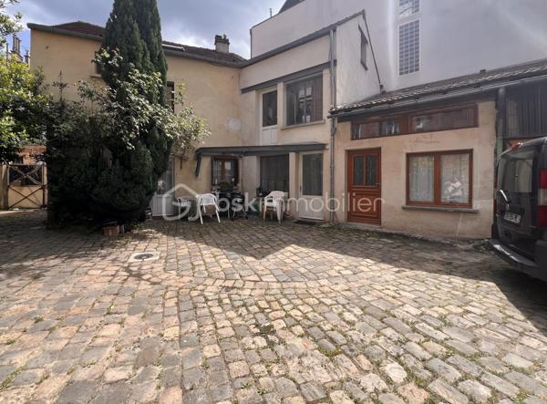 NOUVEAUTE ! Venez découvrir en exclusivité cette maison partiellement rénovée, avec cour intérieure, et garages fermés ! Dans le quartier résidentiel de chantier recherché pour son calme, maison de 223 m2 au sol. Au RDC : orienté Sud - Est puis Nord Ouest deux appartements avec deux entrées distinctes. 1 studio traversant, comprenant grand séjour cuisine de 25m2, salle d'eau avec WC possibilité de deuxième chambre. Puis 1 appartement 3 pièces avec séjour cuisine de 19 m2, une chambre avec salle d'eau et wc, une deuxième chambre en mezzanine. A l’étage disposant d'un accès indépendant du rdc : 1 appartement de 5 pièces avec 1 séjour de 25 m2 un salle de bain, une salle d'eau, une cuisine indépendante, 1 chambre puis au 2 eme étage : 3 chambres sous combles. Accès aux 5 box depuis la rue. LES +++ : stationnement facile, lumineux, peu d'entretien des extérieurs, libre et mise en location immédiate. Possibilité de louer un partie et d'habiter l'autre.
 A pied : écoles, collèges, lycée et commerces. La gare Versailles chantier à pied RER C, transilien N,U,V et TGV.

Contacter moi rapidement pour une visite !!