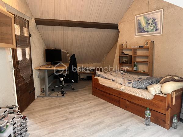 NOUVEAUTE ! Venez découvrir en exclusivité cette maison partiellement rénovée, avec cour intérieure, et garages fermés ! Dans le quartier résidentiel de chantier recherché pour son calme, maison de 223 m2 au sol. Au RDC : orienté Sud - Est puis Nord Ouest deux appartements avec deux entrées distinctes. 1 studio traversant, comprenant grand séjour cuisine de 25m2, salle d'eau avec WC possibilité de deuxième chambre. Puis 1 appartement 3 pièces avec séjour cuisine de 19 m2, une chambre avec salle d'eau et wc, une deuxième chambre en mezzanine. A l’étage disposant d'un accès indépendant du rdc : 1 appartement de 5 pièces avec 1 séjour de 25 m2 un salle de bain, une salle d'eau, une cuisine indépendante, 1 chambre puis au 2 eme étage : 3 chambres sous combles. Accès aux 5 box depuis la rue. LES +++ : stationnement facile, lumineux, peu d'entretien des extérieurs, libre et mise en location immédiate. Possibilité de louer un partie et d'habiter l'autre.
 A pied : écoles, collèges, lycée et commerces. La gare Versailles chantier à pied RER C, transilien N,U,V et TGV.

Contacter moi rapidement pour une visite !!