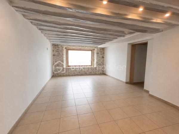 NOUVEAUTE ! Venez découvrir en exclusivité cette maison partiellement rénovée, avec cour intérieure, et garages fermés ! Dans le quartier résidentiel de chantier recherché pour son calme, maison de 223 m2 au sol. Au RDC : orienté Sud - Est puis Nord Ouest deux appartements avec deux entrées distinctes. 1 studio traversant, comprenant grand séjour cuisine de 25m2, salle d'eau avec WC possibilité de deuxième chambre. Puis 1 appartement 3 pièces avec séjour cuisine de 19 m2, une chambre avec salle d'eau et wc, une deuxième chambre en mezzanine. A l’étage disposant d'un accès indépendant du rdc : 1 appartement de 5 pièces avec 1 séjour de 25 m2 un salle de bain, une salle d'eau, une cuisine indépendante, 1 chambre puis au 2 eme étage : 3 chambres sous combles. Accès aux 5 box depuis la rue. LES +++ : stationnement facile, lumineux, peu d'entretien des extérieurs, libre et mise en location immédiate. Possibilité de louer un partie et d'habiter l'autre.
 A pied : écoles, collèges, lycée et commerces. La gare Versailles chantier à pied RER C, transilien N,U,V et TGV.

Contacter moi rapidement pour une visite !!