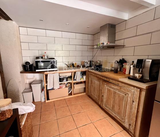 NOUVEAUTE ! Venez découvrir en exclusivité cette maison partiellement rénovée, avec cour intérieure, et garages fermés ! Dans le quartier résidentiel de chantier recherché pour son calme, maison de 223 m2 au sol. Au RDC : orienté Sud - Est puis Nord Ouest deux appartements avec deux entrées distinctes. 1 studio traversant, comprenant grand séjour cuisine de 25m2, salle d'eau avec WC possibilité de deuxième chambre. Puis 1 appartement 3 pièces avec séjour cuisine de 19 m2, une chambre avec salle d'eau et wc, une deuxième chambre en mezzanine. A l’étage disposant d'un accès indépendant du rdc : 1 appartement de 5 pièces avec 1 séjour de 25 m2 un salle de bain, une salle d'eau, une cuisine indépendante, 1 chambre puis au 2 eme étage : 3 chambres sous combles. Accès aux 5 box depuis la rue. LES +++ : stationnement facile, lumineux, peu d'entretien des extérieurs, libre et mise en location immédiate. Possibilité de louer un partie et d'habiter l'autre.
 A pied : écoles, collèges, lycée et commerces. La gare Versailles chantier à pied RER C, transilien N,U,V et TGV.

Contacter moi rapidement pour une visite !!