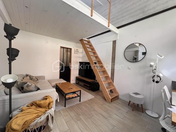 NOUVEAUTE ! Venez découvrir en exclusivité cette maison partiellement rénovée, avec cour intérieure, et garages fermés ! Dans le quartier résidentiel de chantier recherché pour son calme, maison de 223 m2 au sol. Au RDC : orienté Sud - Est puis Nord Ouest deux appartements avec deux entrées distinctes. 1 studio traversant, comprenant grand séjour cuisine de 25m2, salle d'eau avec WC possibilité de deuxième chambre. Puis 1 appartement 3 pièces avec séjour cuisine de 19 m2, une chambre avec salle d'eau et wc, une deuxième chambre en mezzanine. A l’étage disposant d'un accès indépendant du rdc : 1 appartement de 5 pièces avec 1 séjour de 25 m2 un salle de bain, une salle d'eau, une cuisine indépendante, 1 chambre puis au 2 eme étage : 3 chambres sous combles. Accès aux 5 box depuis la rue. LES +++ : stationnement facile, lumineux, peu d'entretien des extérieurs, libre et mise en location immédiate. Possibilité de louer un partie et d'habiter l'autre.
 A pied : écoles, collèges, lycée et commerces. La gare Versailles chantier à pied RER C, transilien N,U,V et TGV.

Contacter moi rapidement pour une visite !!