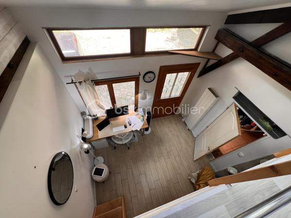 NOUVEAUTE ! Venez découvrir en exclusivité cette maison partiellement rénovée, avec cour intérieure, et garages fermés ! Dans le quartier résidentiel de chantier recherché pour son calme, maison de 223 m2 au sol. Au RDC : orienté Sud - Est puis Nord Ouest deux appartements avec deux entrées distinctes. 1 studio traversant, comprenant grand séjour cuisine de 25m2, salle d'eau avec WC possibilité de deuxième chambre. Puis 1 appartement 3 pièces avec séjour cuisine de 19 m2, une chambre avec salle d'eau et wc, une deuxième chambre en mezzanine. A l’étage disposant d'un accès indépendant du rdc : 1 appartement de 5 pièces avec 1 séjour de 25 m2 un salle de bain, une salle d'eau, une cuisine indépendante, 1 chambre puis au 2 eme étage : 3 chambres sous combles. Accès aux 5 box depuis la rue. LES +++ : stationnement facile, lumineux, peu d'entretien des extérieurs, libre et mise en location immédiate. Possibilité de louer un partie et d'habiter l'autre.
 A pied : écoles, collèges, lycée et commerces. La gare Versailles chantier à pied RER C, transilien N,U,V et TGV.

Contacter moi rapidement pour une visite !!