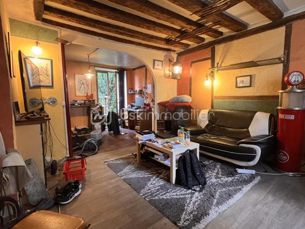 NOUVEAUTE ! Venez découvrir en exclusivité cette maison partiellement rénovée, avec cour intérieure, et garages fermés ! Dans le quartier résidentiel de chantier recherché pour son calme, maison de 223 m2 au sol. Au RDC : orienté Sud - Est puis Nord Ouest deux appartements avec deux entrées distinctes. 1 studio traversant, comprenant grand séjour cuisine de 25m2, salle d'eau avec WC possibilité de deuxième chambre. Puis 1 appartement 3 pièces avec séjour cuisine de 19 m2, une chambre avec salle d'eau et wc, une deuxième chambre en mezzanine. A l’étage disposant d'un accès indépendant du rdc : 1 appartement de 5 pièces avec 1 séjour de 25 m2 un salle de bain, une salle d'eau, une cuisine indépendante, 1 chambre puis au 2 eme étage : 3 chambres sous combles. Accès aux 5 box depuis la rue. LES +++ : stationnement facile, lumineux, peu d'entretien des extérieurs, libre et mise en location immédiate. Possibilité de louer un partie et d'habiter l'autre.
 A pied : écoles, collèges, lycée et commerces. La gare Versailles chantier à pied RER C, transilien N,U,V et TGV.

Contacter moi rapidement pour une visite !!