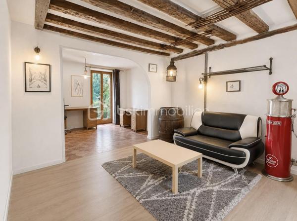 NOUVEAUTE ! Venez découvrir en exclusivité cette maison partiellement rénovée, avec cour intérieure, et garages fermés ! Dans le quartier résidentiel de chantier recherché pour son calme, maison de 223 m2 au sol. Au RDC : orienté Sud - Est puis Nord Ouest deux appartements avec deux entrées distinctes. 1 studio traversant, comprenant grand séjour cuisine de 25m2, salle d'eau avec WC possibilité de deuxième chambre. Puis 1 appartement 3 pièces avec séjour cuisine de 19 m2, une chambre avec salle d'eau et wc, une deuxième chambre en mezzanine. A l’étage disposant d'un accès indépendant du rdc : 1 appartement de 5 pièces avec 1 séjour de 25 m2 un salle de bain, une salle d'eau, une cuisine indépendante, 1 chambre puis au 2 eme étage : 3 chambres sous combles. Accès aux 5 box depuis la rue. LES +++ : stationnement facile, lumineux, peu d'entretien des extérieurs, libre et mise en location immédiate. Possibilité de louer un partie et d'habiter l'autre.
 A pied : écoles, collèges, lycée et commerces. La gare Versailles chantier à pied RER C, transilien N,U,V et TGV.

Contacter moi rapidement pour une visite !!