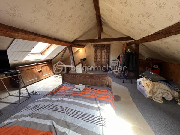 NOUVEAUTE ! Venez découvrir en exclusivité cette maison partiellement rénovée, avec cour intérieure, et garages fermés ! Dans le quartier résidentiel de chantier recherché pour son calme, maison de 223 m2 au sol. Au RDC : orienté Sud - Est puis Nord Ouest deux appartements avec deux entrées distinctes. 1 studio traversant, comprenant grand séjour cuisine de 25m2, salle d'eau avec WC possibilité de deuxième chambre. Puis 1 appartement 3 pièces avec séjour cuisine de 19 m2, une chambre avec salle d'eau et wc, une deuxième chambre en mezzanine. A l’étage disposant d'un accès indépendant du rdc : 1 appartement de 5 pièces avec 1 séjour de 25 m2 un salle de bain, une salle d'eau, une cuisine indépendante, 1 chambre puis au 2 eme étage : 3 chambres sous combles. Accès aux 5 box depuis la rue. LES +++ : stationnement facile, lumineux, peu d'entretien des extérieurs, libre et mise en location immédiate. Possibilité de louer un partie et d'habiter l'autre.
 A pied : écoles, collèges, lycée et commerces. La gare Versailles chantier à pied RER C, transilien N,U,V et TGV.

Contacter moi rapidement pour une visite !!