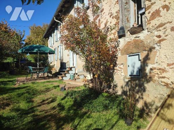 Sur la commune de LAROQUEBROU, une maison récemment rénovée avec goût comprenant un salon-salle...