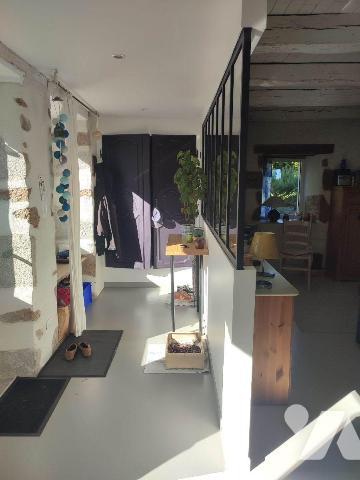 Sur la commune de LAROQUEBROU, une maison récemment rénovée avec goût comprenant un salon-salle...