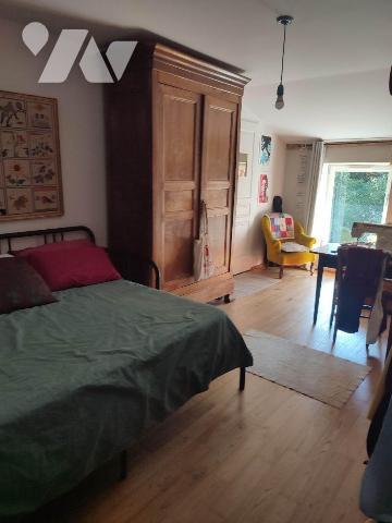 Sur la commune de LAROQUEBROU, une maison récemment rénovée avec goût comprenant un salon-salle...