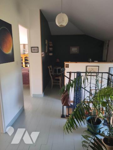 Sur la commune de LAROQUEBROU, une maison récemment rénovée avec goût comprenant un salon-salle...