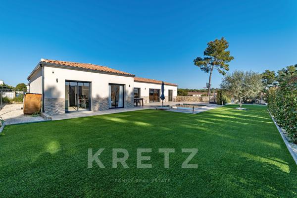 Villa contemporaine de plain-pied avec piscine au calme absolu