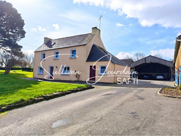 Maison avec hangar et dépendances en campagne.