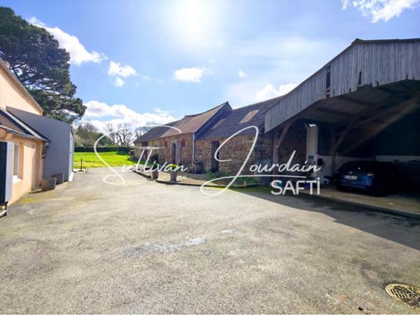 Maison avec hangar et dépendances en campagne.