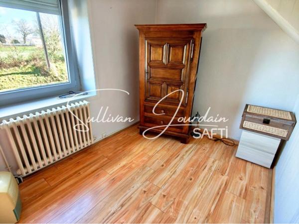 Maison avec hangar et dépendances en campagne.