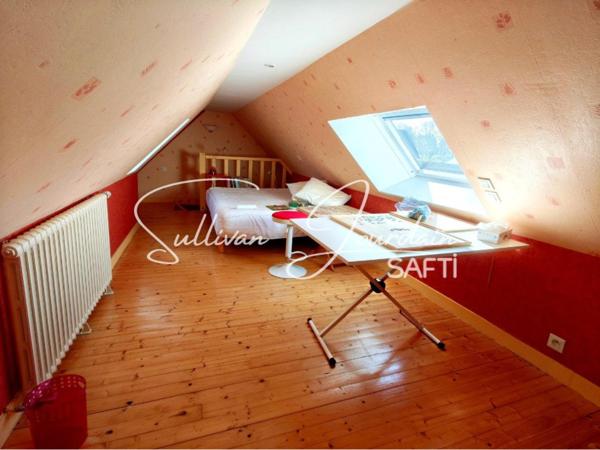 Maison avec hangar et dépendances en campagne.