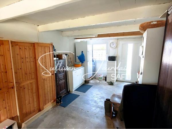 Maison avec hangar et dépendances en campagne.