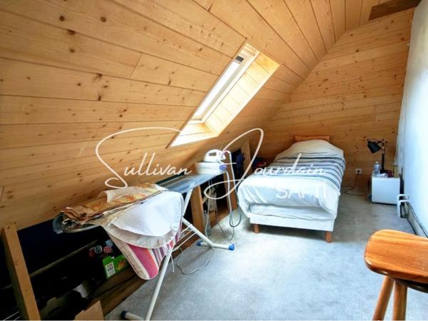 Maison avec hangar et dépendances en campagne.