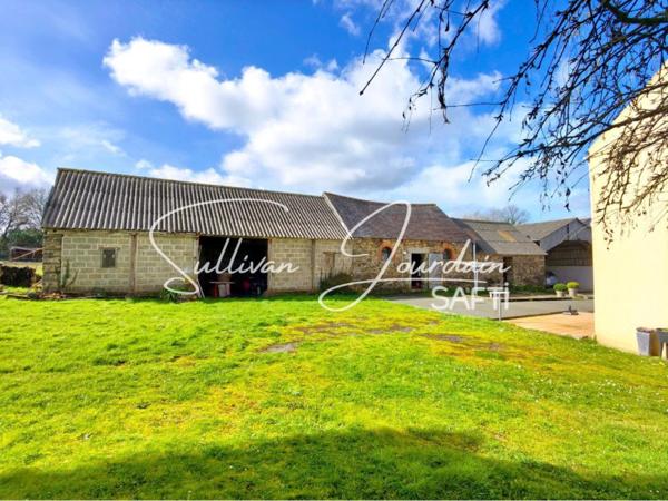 Maison avec hangar et dépendances en campagne.