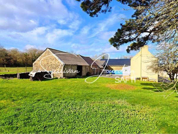 Maison avec hangar et dépendances en campagne.