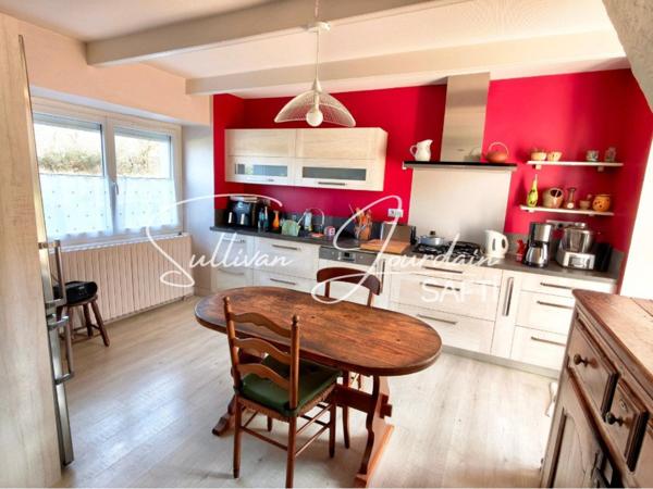 Maison avec hangar et dépendances en campagne.