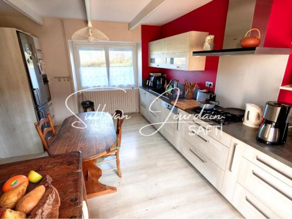 Maison avec hangar et dépendances en campagne.