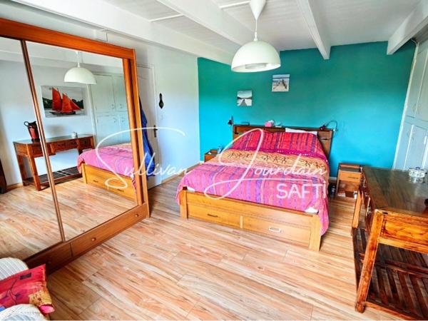 Maison avec hangar et dépendances en campagne.