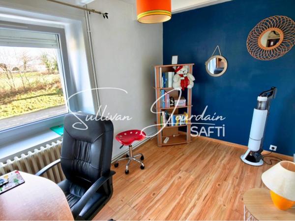 Maison avec hangar et dépendances en campagne.