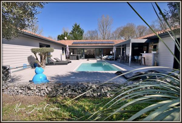 VILLA D'ARCHITECTE DE PLAIN-PIED de 182 m² à vendre 5 pièces SOUSTONS (40) à 500 m du lac