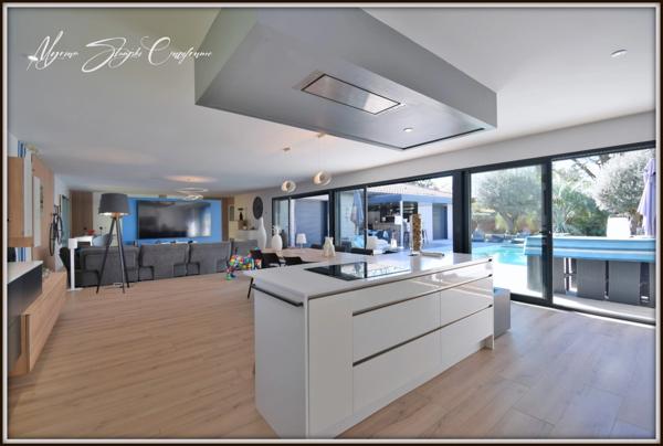 VILLA D'ARCHITECTE DE PLAIN-PIED de 182 m² à vendre 5 pièces SOUSTONS (40) à 500 m du lac