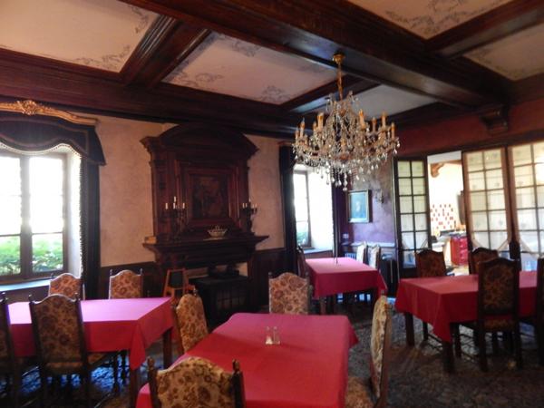 Magnifique chateau, 12 chambres, Plus 3 gites, Lac, verger, foret, 12 hectares.