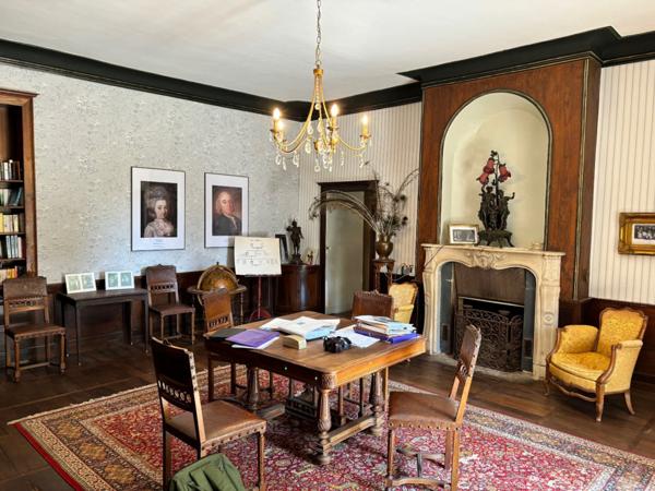 Magnifique chateau, 12 chambres, Plus 3 gites, Lac, verger, foret, 12 hectares.