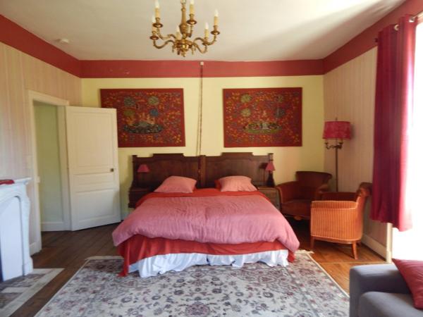 Magnifique chateau, 12 chambres, Plus 3 gites, Lac, verger, foret, 12 hectares.