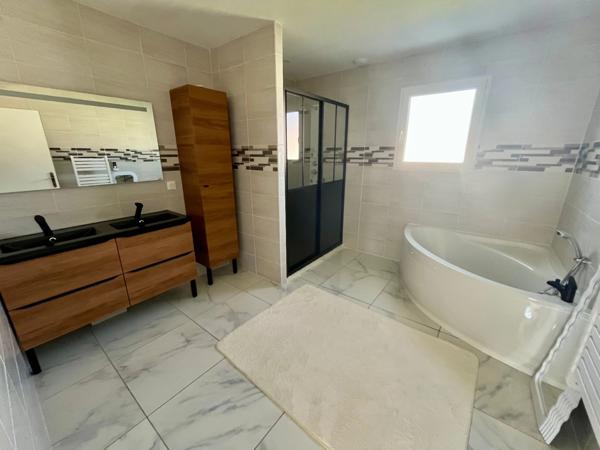 MOUTIERS SUR LAY 85 AU CALME VILLA PLAIN PIED GRAND CONFORT 3 CHAMBRES AVEC DEPENDANCES SUR 720M² CLOS