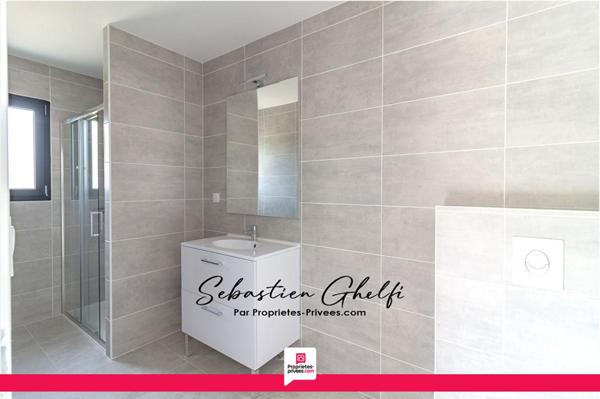 maison de plain-pied-grande pièce de vie-3 chambres dont 1 suite-grand garage-