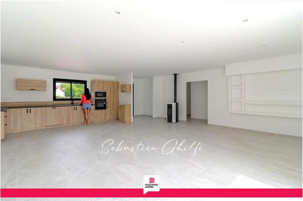 maison de plain-pied-grande pièce de vie-3 chambres dont 1 suite-grand garage-