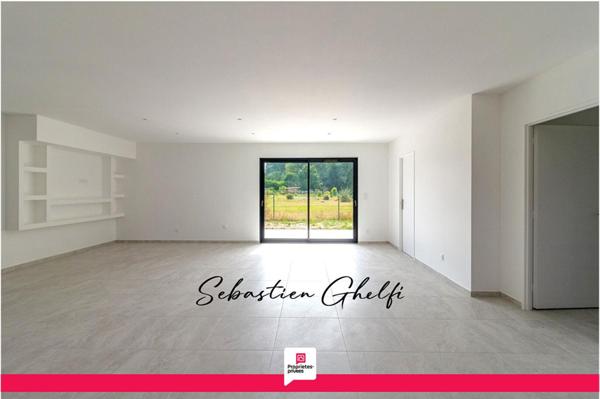 maison de plain-pied-grande pièce de vie-3 chambres dont 1 suite-grand garage-