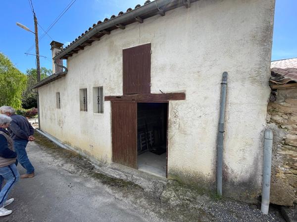 Maison avec deux grands chais à rénover
