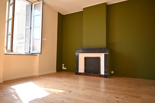 Charmant appartement T4 de 124 m2 en dernier étage au cœur du centre-ville de Carcassonne