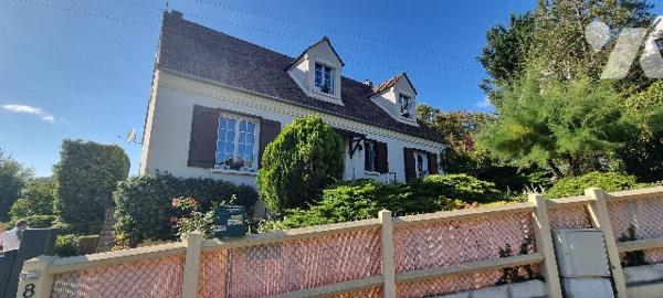 Une maison à usage d'habitation située à ABLEIGES (Val d'Oise).